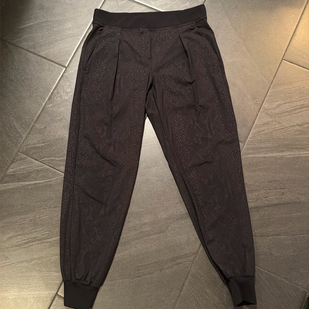 SNAKE PRINT Lululemon joggers BLK